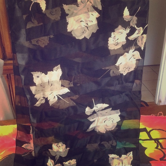 Beautiful polyester scarf - Picture 1 of 3